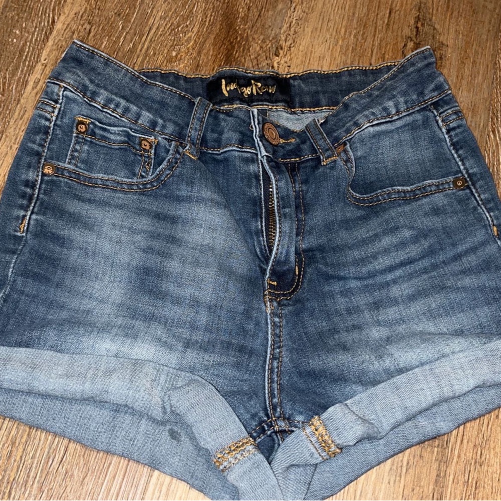 I’m am selling theses shorts because they do not fit me anymore.